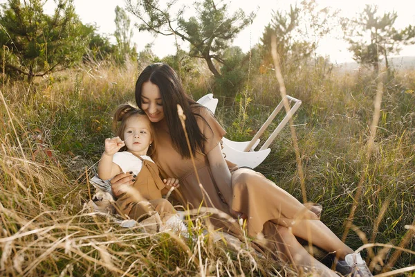 Mère avec petite fille jouant dans un champ d'été — Photo