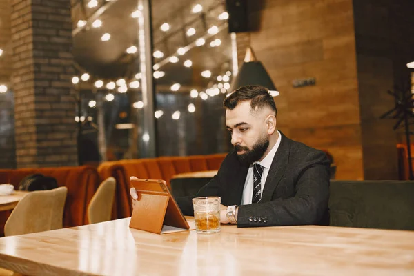 Стильний бізнесмен сидить за столом — стокове фото