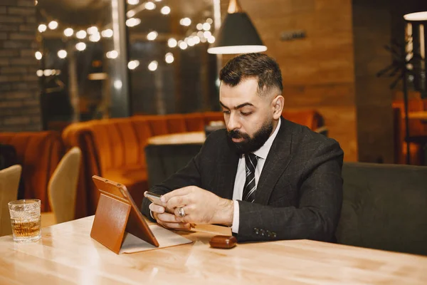 Homme d'affaires élégant assis à la table — Photo