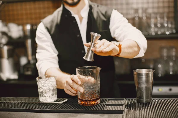 Barman verse la boisson alcoolisée brune au verre — Photo