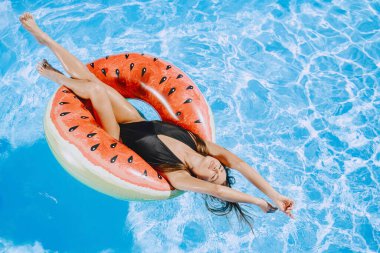 Bir tatil köyünde güzel ve zarif bir kız.
