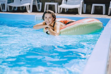 Bir tatil köyünde güzel ve zarif bir kız.