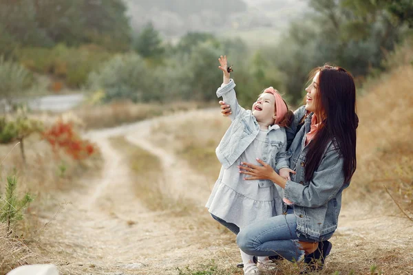 Mãe com filhinha brincando em um campo de outono — Fotografia de Stock