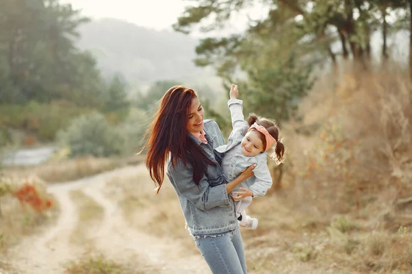 Matka z córeczką bawiącą się na jesiennym polu — Zdjęcie stockowe