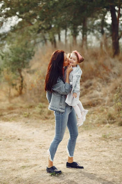 Ibu dengan anak kecil bermain di lapangan musim gugur — Stok Foto