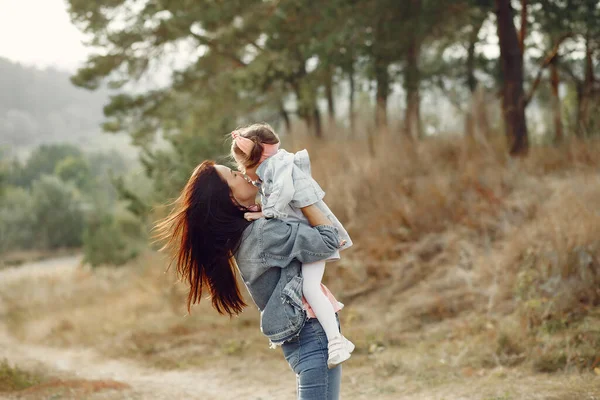 Mãe com filhinha brincando em um campo de outono — Fotografia de Stock