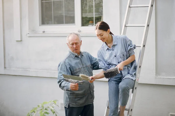 Familie staat in de buurt van gebouw met reparatie gereedschap — Stockfoto