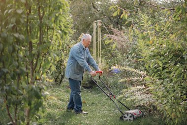 Sunbae, çim biçme makinesiyle çimenleri biçiyor.
