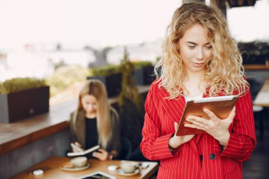 Bir kafede çalışan iki iş kadını.