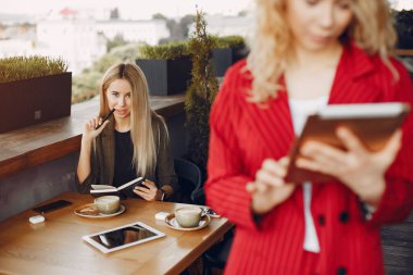 Bir kafede çalışan iki iş kadını.