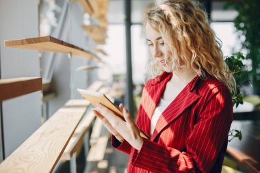 Ofiste çalışan zarif bir iş kadını.