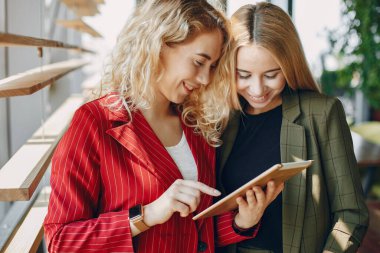 Bir kafede çalışan iki iş kadını.