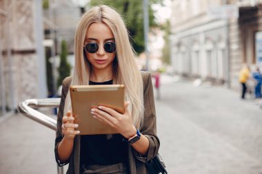 Şehirde çalışan zarif bir iş kadını.