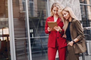 Bir kafede çalışan iki iş kadını.