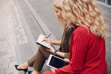 Bir şehirde çalışan iki iş kadını.