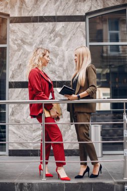 Bir şehirde çalışan iki iş kadını.