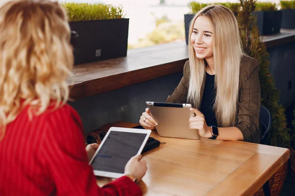 Deux femmes d'affaires travaillant dans un café — Photo