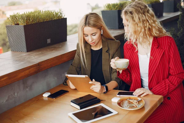Två affärskvinnor som arbetar på ett café — Stockfoto