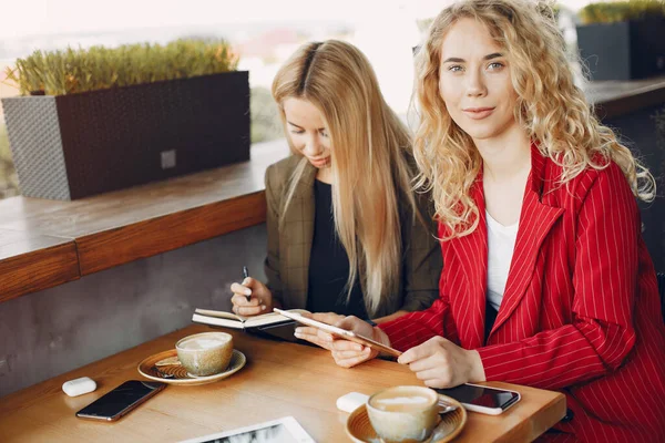 Två affärskvinnor som arbetar på ett café — Stockfoto