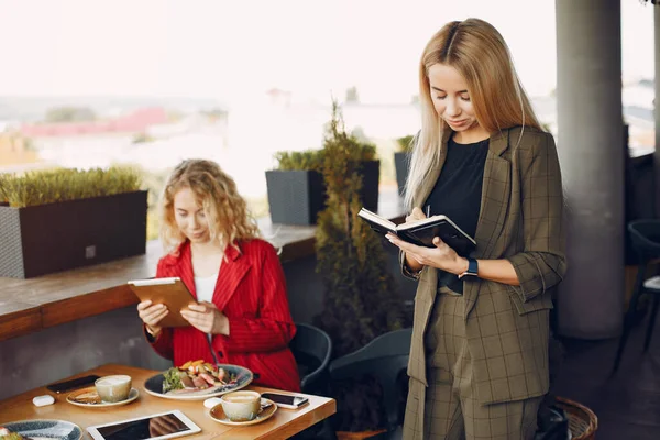 Två affärskvinnor som arbetar på ett café — Stockfoto