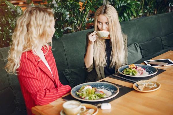 Twee zakenvrouwen die in een café werken — Stockfoto