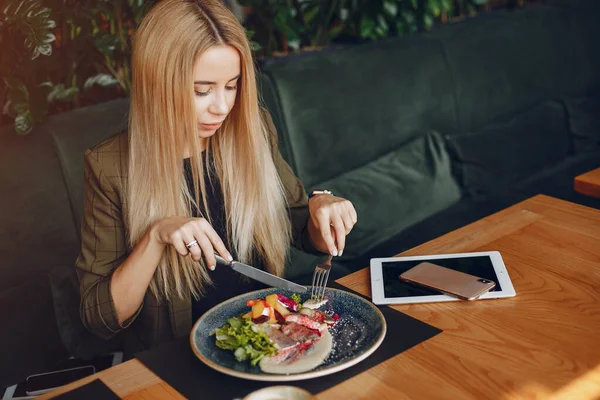 Elegancka bizneswoman siedzi w kawiarni — Zdjęcie stockowe