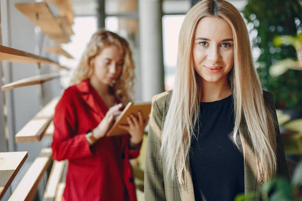 Deux femmes d'affaires travaillant dans un café — Photo