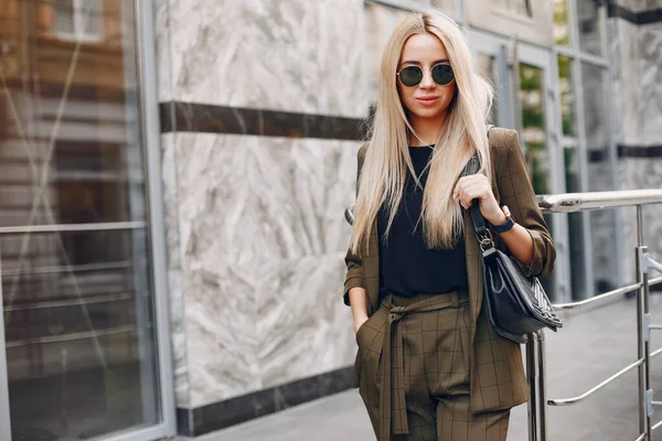 Elegante empresaria que trabaja en una ciudad —  Fotos de Stock