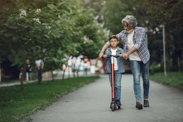 Abuelo con nieto caminando en un parque de verano — Foto de Stock