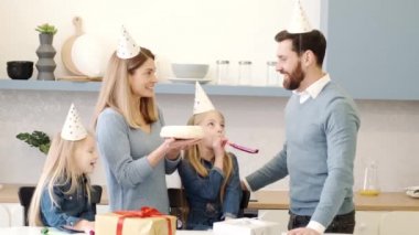 Aile, babalarını pastayla tebrik eder.