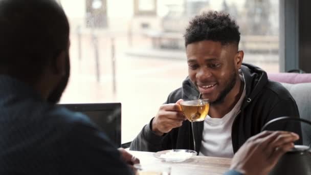 Afroamerikansk man dricker te i restaurangen — Stockvideo