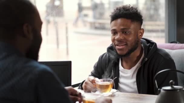 Africký Američan pije čaj v restauraci — Stock video