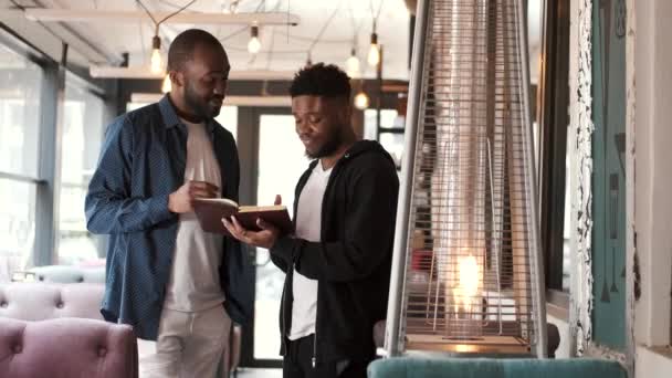 AfricanAmerican chicos hablan en el café de pie juntos — Vídeos de Stock