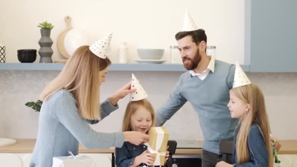 Familjen firar födelsedag i köket tillsammans — Stockvideo