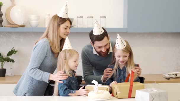 Familie feiert gemeinsam Geburtstag in der Küche — Stockvideo