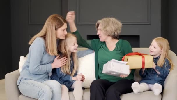 Familjen kongaratulerar mormor med grattis på födelsedagen — Stockvideo