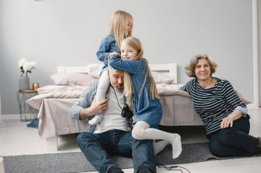 İki kız büyükannesi ve büyükbabasıyla oyun oynuyor.