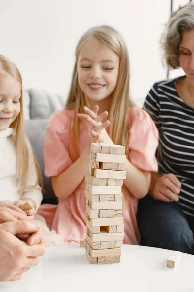 Abuelos jugar juego de torre con dos niñas —  Fotos de Stock