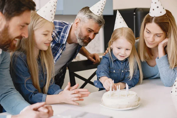 Aile doğum gününü mutfakta kutluyor. — Stok fotoğraf