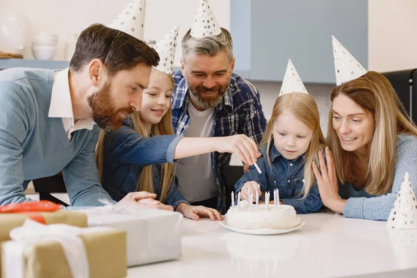 Aile doğum gününü mutfakta kutluyor. — Stok fotoğraf