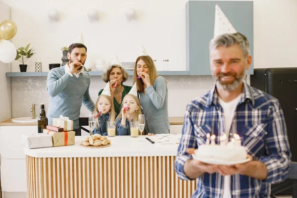 Família comemorando aniversário na cozinha — Fotografia de Stock