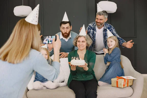 Família celebrando aniversário de sua avó e fazer uma foto — Fotografia de Stock