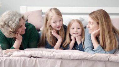 Üç nesildir yatakta yatan kadınlar.