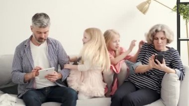 Olgun erkek ve kadın dedelerle vakit geçiriyor.