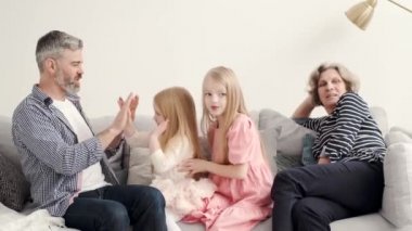 Olgun erkek ve kadın dedelerle vakit geçiriyor.