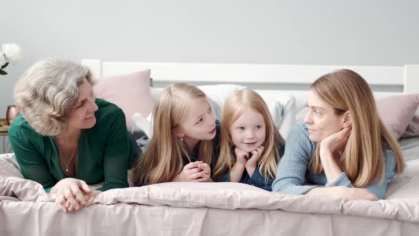 Tre generationer kvinnor som ligger på sängen — Stockvideo
