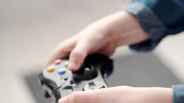 Liten flicka som spelar TV-spel hemma — Stockvideo