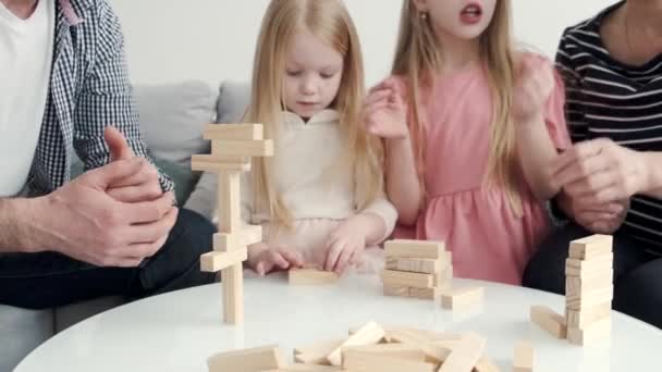 Les grands-parents jouent jeu de tour avec deux filles — Video