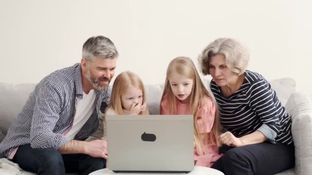 Barnbarn med barnbarn som använder laptop i vardagsrummet — Stockvideo
