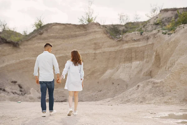 Junges verliebtes Paar im Sand — Stockfoto